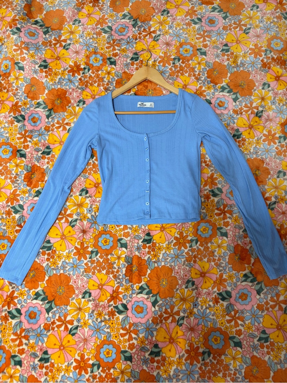 Hollister Light Blue Ribbed Long-Sleeve Button-Front Top. Size XS. Barely used.
